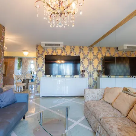 Royal Penthouse Whith Free Parking 아파트