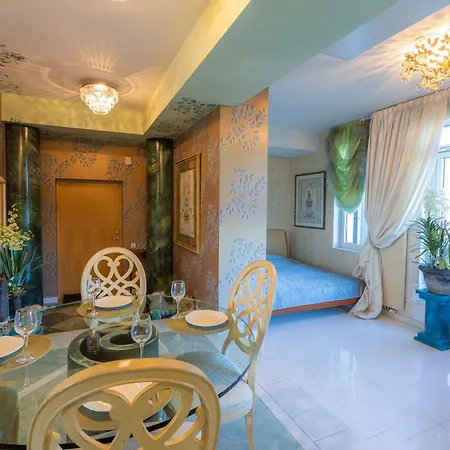 Royal Penthouse Whith Free Parking 아파트 리가