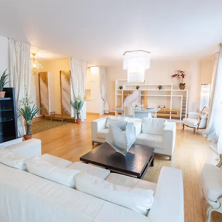 Royal Penthouse Whith Free Parking 아파트 리가