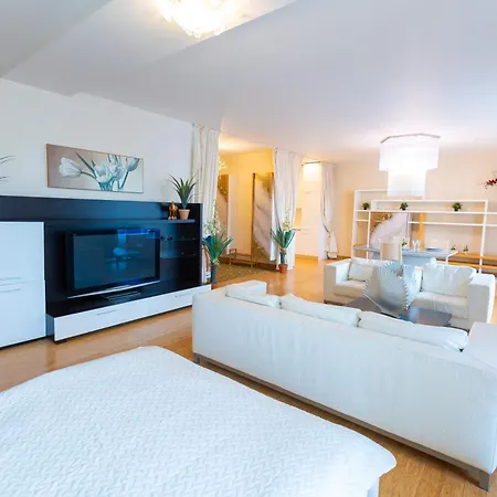 Royal Penthouse Whith Free Parking 아파트 리가